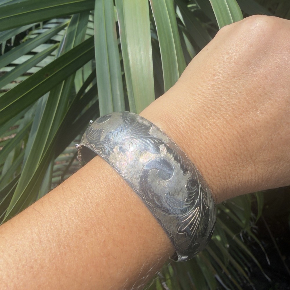 Vtg Sterling Silver 925 Hinged Etched Bangle Bracelet with A Safety Chain Wide